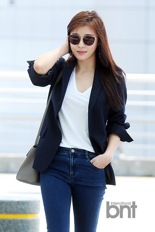 艺人河智苑飞中国参加博览会 牛仔裤白衫尽显女神风范