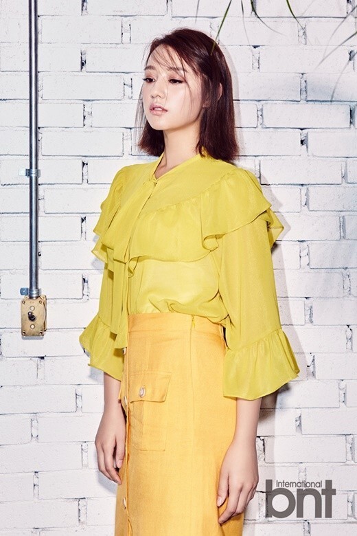 演员金智媛脱下军装拍写真 俏皮可爱端庄大方宛若公主一般 演员金智媛脱下军装拍写真 俏皮可爱端庄大方宛若公主一般