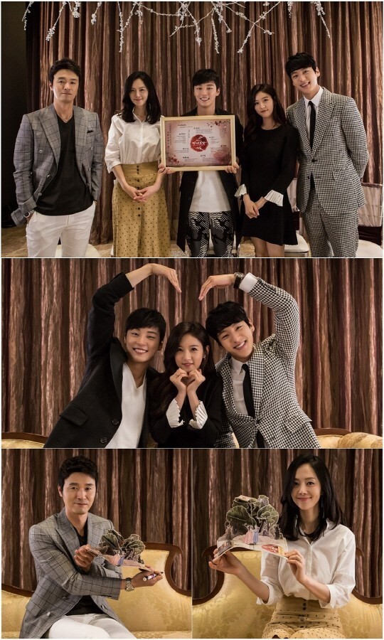 《魔女宝鉴》今夜将首播 众主演有爱合照公开 剧情引人期待 《魔女宝鉴》今夜将首播 众主演有爱合照公开 剧情引人期待