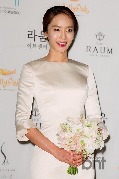 韩国艺人朴贞雅举行婚礼 徐仁英、金艺元等众多艺人现身送祝福 韩国艺人朴贞雅举行婚礼 徐仁英、金艺元等众多艺人现身送祝福