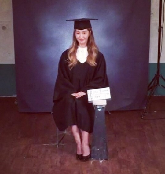 Yuri通过Instagram公开拍摄毕业照的视频