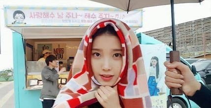 歌手IU（李知恩）SNS晒图做可爱表情 对粉丝表达了感谢之心