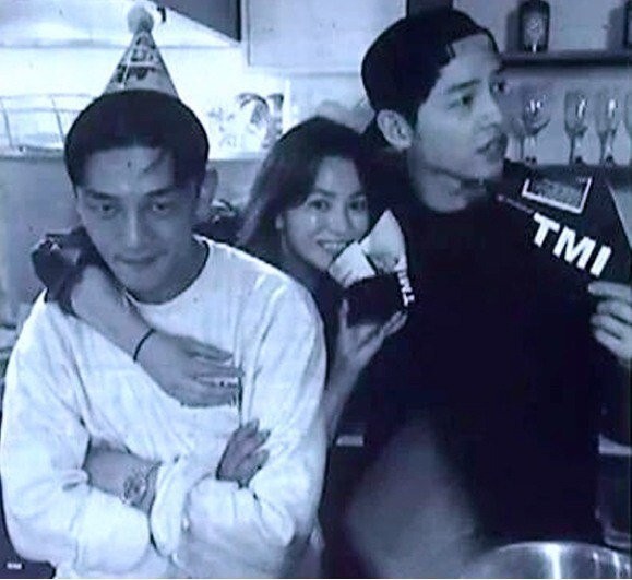 宋慧乔左拥宋仲基右抱刘亚仁亲密合照 炫耀亲密度炫出新高度 宋慧乔左拥宋仲基右抱刘亚仁亲密合照 炫耀亲密度炫出新高度