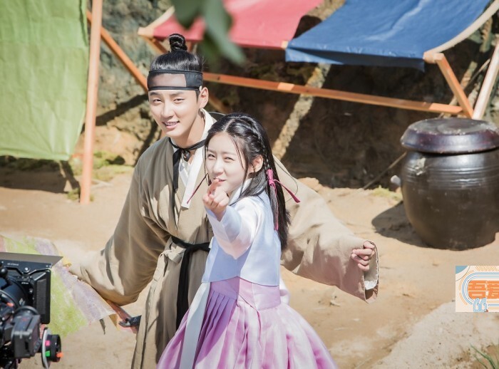《魔女宝鉴》剧组公开了一组尹施允和金赛纶的现场拍摄花絮照 《魔女宝鉴》剧组公开了一组尹施允和金赛纶的现场拍摄花絮照