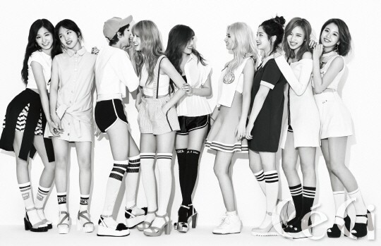 女团TWICE为《Ceci》拍摄的写真与采访公开 谈新曲夺冠感到不可思议 女团TWICE为《Ceci》拍摄的写真与采访公开 谈新曲夺冠感到不可思议