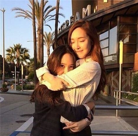 f(x)成员Krystal在Ins分享与姐姐Jessica的合照 为Jessica的新曲《Fly》应援 f(x)成员Krystal在Ins分享与姐姐Jessica的合照 为Jessica的新曲《Fly》应援