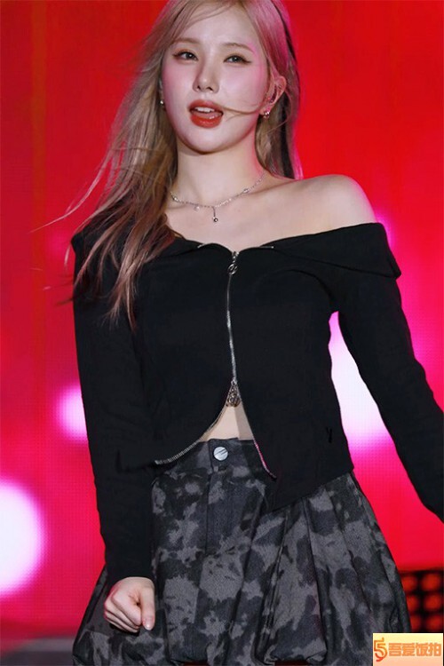 VIVIZ 饭拍秀 拍摄日期：20241018【10合集 742 MB】